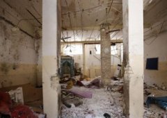 Suicide bomber blasts Baghdad mosque