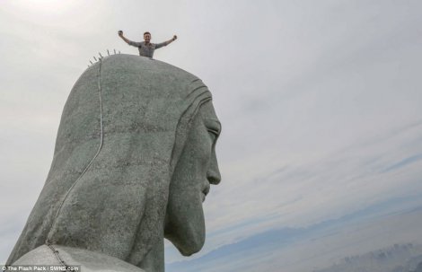 Newcomer in 'the most epic selfie' movement