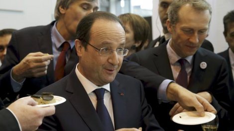 US-Russia dispute leads to double dinner for Hollande 