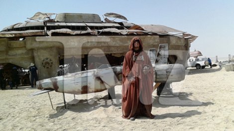 Star Wars Episode VII leaked photos revealing the set