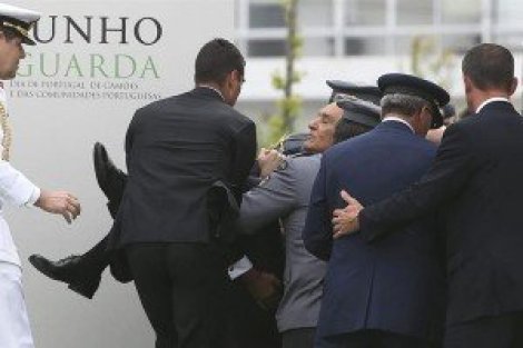 Portuguese president collapses during speech