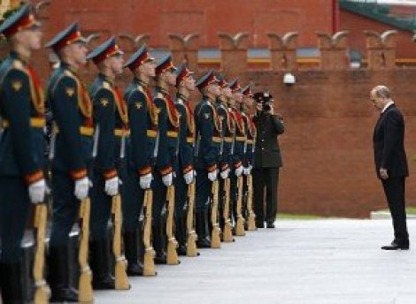 Putin & Poroshenko talk of peace during WWII anniversary